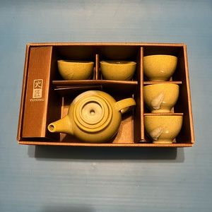 Yuming Pottery Teapot seat/New with box